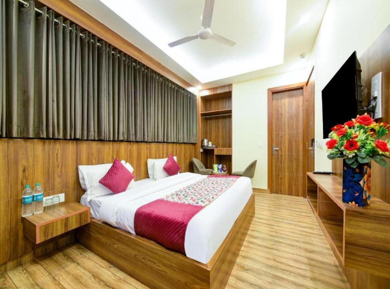 Rosewood Suites A Family Hotel Near Delhi Airport 뉴델리 외부 사진
