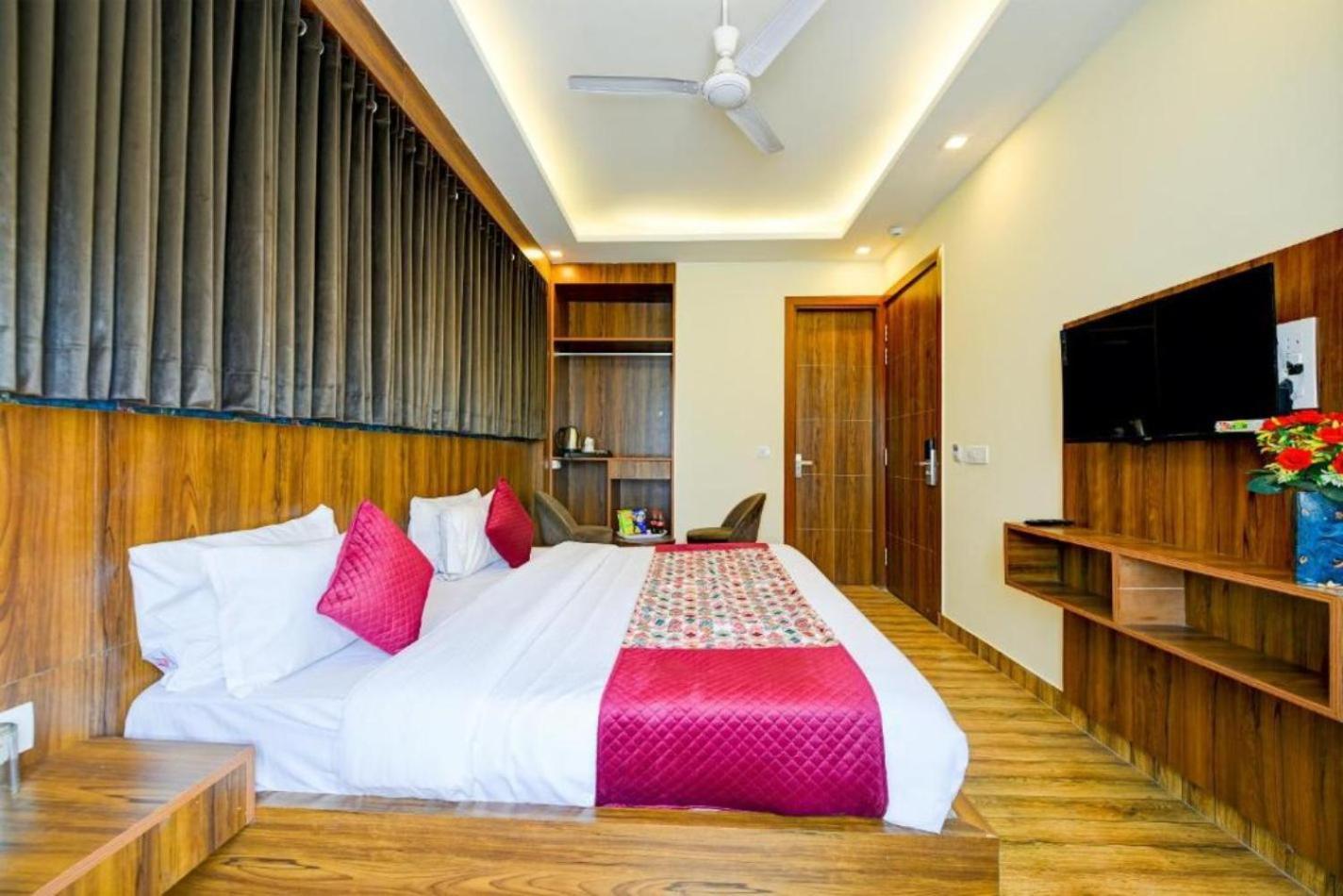 Rosewood Suites A Family Hotel Near Delhi Airport 뉴델리 외부 사진