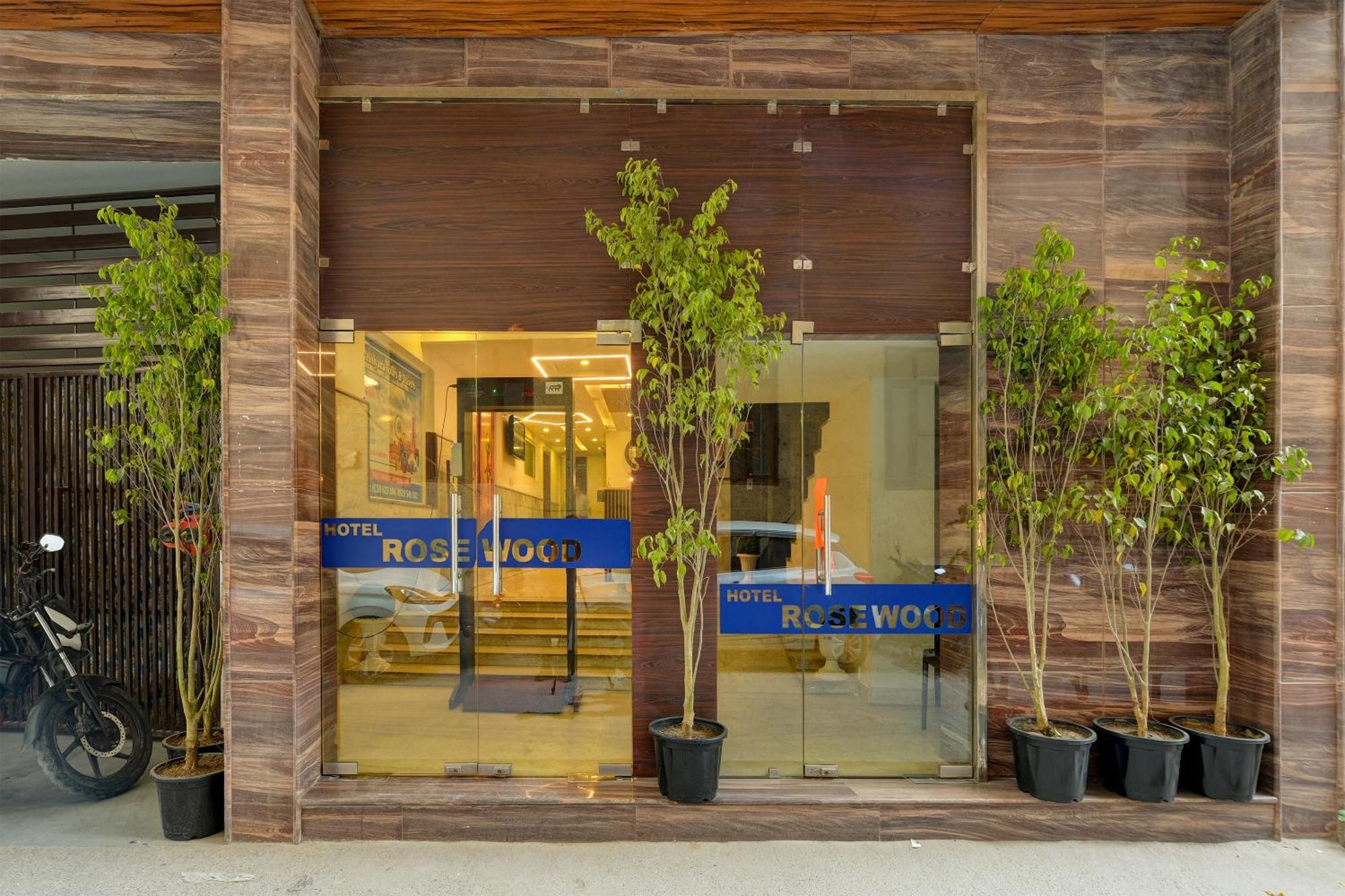 Rosewood Suites A Family Hotel Near Delhi Airport 뉴델리 외부 사진
